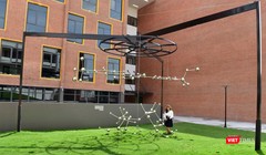 Nghệ sĩ Ly Hoàng Ly bên tác phẩm Public Art "Mật Mật Mật" được đặt trong khuôn viên trường EMASI Nam Long (TP.HCM) 