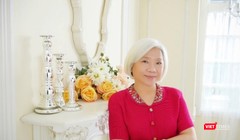 Nhà thơ Doãn Linh vừa trở về từ Đài Loan, giới thiệu "Khi đêm nở rộ như hoa" 