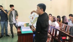 Họa sĩ Lê Linh trình bày trước Hội đồng xét xử tại phiên tòa sáng nay 20/8 