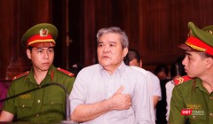 Bị cáo Nguyễn Văn Thông được đưa đi cấp cứu giữa phiên xử sáng 25/9 vì biểu hiện sức khỏe không tốt 