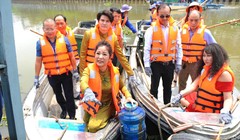 Công chúng bất ngờ với hình ảnh diễn viên – nghệ sỹ  hài Thúy Nga đi xuồng dọc kênh Thị Nghè vớt rác thải nhựa