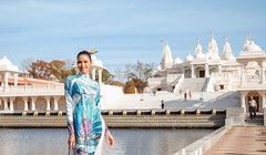 Hoàng Thùy gây ấn tượng khác biệt với áo dài hoa sen 