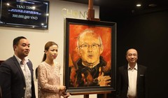 Đại diện Quỹ Tấm Lòng Việt – Đài Truyền hình Việt Nam và ông Nguyễn Phan Huy Khôi bên cạnh bức tranh “Người thầy của tôi” vừa được đấu giá từ thiện thành công, thu 500 triệu đồng từ thiện