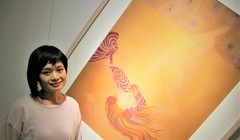 Họa sĩ Nguyễn Thu Hương bên tranh lụa (Ảnh: Nguyễn Quang Vinh)