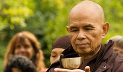 Thiền sư Thích Nhất Hạnh cần mẫn gieo yêu thương (Ảnh: PNC cung cấp). 