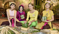 Siêu mẫu Vũ Thu Phương hào hứng hướng dẫn bạn bè quốc tế gói bánh chưng 