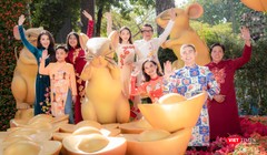 Khung cảnh mùa xuân và bức tranh Tết Canh Tý 2020 càng thêm lộng lẫy với tà áo dài xuân của NTK Việt Hùng.