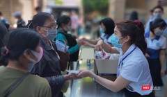 BV Đại học Y Dược TP.HCM tiến hành tặng nước súc miệng - súc họng sát khuẩn phòng virus Corona cho bệnh nhân và người nhà nuôi bệnh 