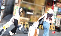 Du khách đến phố Tây Bùi Viện chiều 12/2 hờ hững lướt qua các nhà hàng vắng tanh (Ảnh: Hòa Bình) 