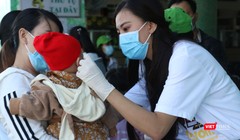 Á hậu Kim Duyên phát khẩu trang y tế miễn phí và hướng dẫn người dân Cần Thơ cách đeo (Ảnh: Nhân vật cung cấp) 