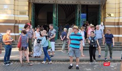 Khách du lịch đến thăm Bưu điện trung tâm TP.HCM hiện rất ít người đeo khẩu trang (Ảnh: Hòa Bình) 