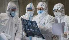 Để điều trị cách ly bệnh nhân nghi nhiễm COVID-19, đội ngũ y tế cũng cần được trang bị bảo hộ (Ảnh: BV Bệnh Nhiệt đới cung cấp)