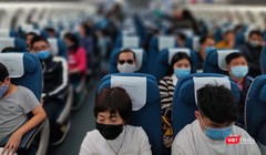 Hành khách phải tuân thủ quy định đeo khẩu trang nơi công cộng và trên máy bay (Ảnh: Hòa Bình) 