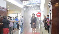 Ra mắt buồng khử khuẩn toàn thân tại TP.HCM (Ảnh: Thành đoàn TP.HCM)