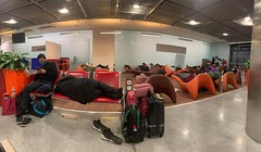 Tấm ảnh ít ỏi mà các du học sinh Việt gửi về cho gia đình khi bị mắc kẹt tại sân bay CDG Paris, Pháp (Ảnh: NVCC) 