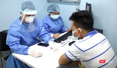 Bác sĩ làm việc tại phòng khám dã chiến tại BV Đại học Y Dược TP.HCM mặc đồ bảo hộ để chống lây nhiễm virus Corona (Ảnh: HB)