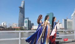 Nhóm Phù sa đẹp dịu dàng, lộng lẫy trong áo dài của NTK Việt Hùng (Ảnh: Hứa Quý Long) 