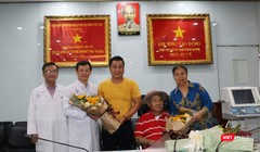 Gia đình NSND Lý Huỳnh, diễn viên Lý Hùng tặng máy thở cho BV Chợ Rẫy (Ảnh: BV cung cấp) 