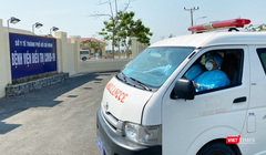 Đưa bệnh nhân đến BV Cần Giờ điều trị chuyên COVID-19 (Ảnh: HB) 