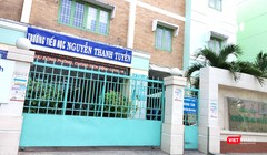 Trường tiểu học Nguyễn Thanh Tuyền đang đóng cửa, cho học sinh nghỉ học (Ảnh: Hòa Bình) 