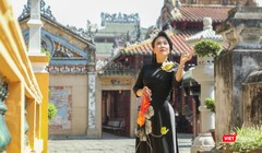 NSƯT Vân Khánh duyên dáng áo dài bên ngôi đền cổ xưa nhất Sài Gòn (Ảnh: Hứa Quý Long) 