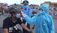 Kiểm tra thân nhiệt người dân tại các chốt kiểm dịch COVID-19 ở cửa ngõ vào TP.HCM (Ảnh: Ngô Bình) 