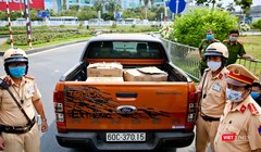 Lực lượng chức năng tại chốt kiểm dịch ngay ngoài sân bay Tân Sơn Nhất bắt giữ lô hàng 10.000 khẩu trang lậu, đem tiêu hủy (Ảnh: PC08)