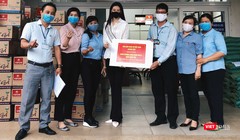 Hoa hậu Khánh Vân đội mưa tận tay gửi tặng 2 tấn gạo và 200 thùng mì cho người dân khó khăn (Ảnh: NVCC)