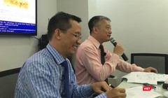 TS Bùi Quang Tín (bên trái) trong một buổi làm việc tại trường doanh nhân Biz Light (Ảnh: HB)