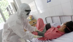 Bác sĩ điều trị chăm sóc bệnh nhân COVID-19 (Ảnh-Nguyễn Gia)