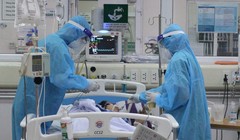 Chiều nay chuyển viện đưa bệnh nhân 91 sang BV Chợ Rẫy (Ảnh: TTXVN) 