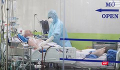 Các bác sĩ đang điều trị cho bệnh  nhân 91 tại Khoa Hồi sức cấp cứu BV Chợ Rẫy