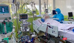 Bệnh nhân 91 phi công người Anh có dấu hiệu hồi tỉnh, bắt đầu cử động các đầu chi (Ảnh: BVCR) 