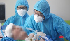 BS Trần Thanh Linh đang khám cho bệnh nhân 91 tại Khoa HSCC - BV Chợ Rẫy 