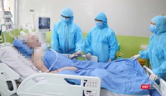 Từ trái sang: BS Nguyễn Tri Thức - Giám đốc BV Chợ Rẫy, BS Phạm Thị Ngọc Thảo - PGĐ và BS Phan Thị Xuân - Trưởng khoa HSCC BV Chợ Rẫy vào thăm bệnh nhân 91 (Ảnh: BVCR) 