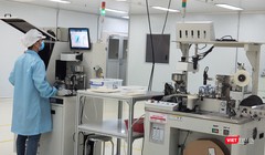 Sản xuất công nghệ cao ở công ty Điện Quang (Ảnh: Hòa Bình)