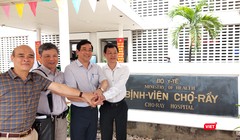 PGS.TS Lương Ngọc Khuê chúc mừng đội ngũ BS chuẩn bị tiễn bệnh nhân 91 về quê hương Anh (Ảnh: Hòa Bình)