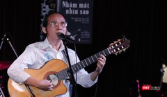 Nhạc sĩ Hà Chương hát trong buổi ra mắt cuốn sách "Nhắm mắt nhìn sao" tối 12/7 (Ảnh: Hòa Bình) 