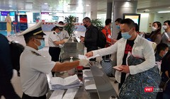 Kiểm dịch quốc tế cho người nhập cảnh tại sân bay Tân Sơn Nhất (Ảnh: M.T) 