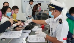 Kiểm dịch y tế quốc tế TP.HCM tại sân bay Tân Sơn Nhất (Ảnh: TTKD) 