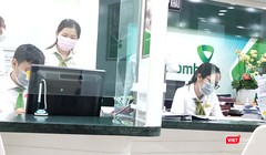 Quầy giao dịch Ngân hàng Vietcombank, nhân viên đeo khẩu trang thực hiện phòng, chống COVID-19 (Ảnh: Hòa Bình)
