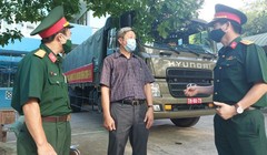 Thứ trưởng Bộ Y tế Nguyễn Trường Sơn đã đi kiểm tra công tác tiếp nhận, sắp xếp kho tiền phương phòng chống dịch COVID-19 khu vực miền Trung (Ảnh: Anh Văn) 