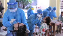 Du khách được xét nghiệm COVID-19 trước khi thực hiện chuyến bay trở về TP.HCM (Ảnh: BV)