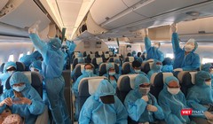 297 hành khách bị mắc kẹt ở Đà Nẵng vừa hạ cánh an toàn xuống sân bay Tân Sơn Nhất lúc 16h00 trên loại máy bay thân rộng hiện đại nhất (Ảnh: VNA)  