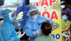 Lấy mẫu xét nghiệm COVID-19 tại Đà Nẵng  (Ảnh: VH) 