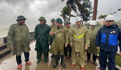 Phó Thủ tướng Trịnh Đình Dũng, Bộ trưởng Bộ NN&PTNT Nguyễn Xuân Cường, Bí thư Tỉnh uỷ Nguyễn Văn Quảng tại đê biển dọc đường Nguyễn Tất Thành, quận Liên Chiểu (Ảnh: PV)