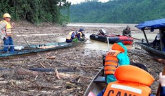 Tìm kiếm cứu nạn trên lòng sông Leng và sông Tranh vô cùng khó khăn do lượng gỗ và rác quá dày (Ảnh: XM)