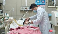 Cấp cứu bệnh nhân ngộ độc (Ảnh: Trung tâm Chống độc BV Bạch Mai)