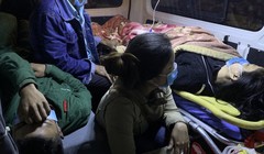 Hai bệnh nhân nặng được tàu cứu nạn đưa về Đà Nẵng điều trị khẩn cấp trong đêm 4/11 (Ảnh: Nguyễn Tú)