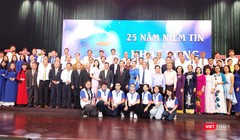 Thầy trò Đại học Hùng Vương trong lễ khai giảng và kỷ niệm 25 năm thành lập trường (Ảnh: Hoà Bình) 